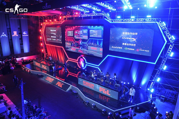 场外对决：各队队在《英雄联盟》自定义模式中进行趣味赛。