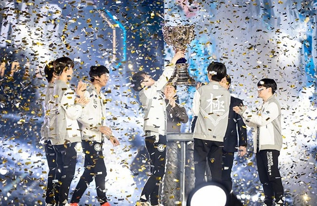 GEN教练赛前采访轻视BLG打野，Ruler前女友现场助威引爆话题，比赛结果GEN完胜引热议